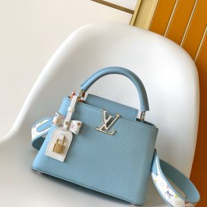 p1300•Taurillon cowhide leather•Cowhide leather trim•Cowhide leather lining•Metal hardware•Flap can be positioned inside or outside•Internal divider•Zippered inner pocket•Inner slip pocket•Key pouch•Padlock•Metal studs